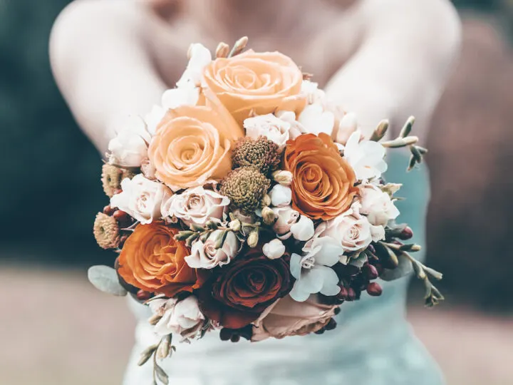 Bride-holdin-bouquet