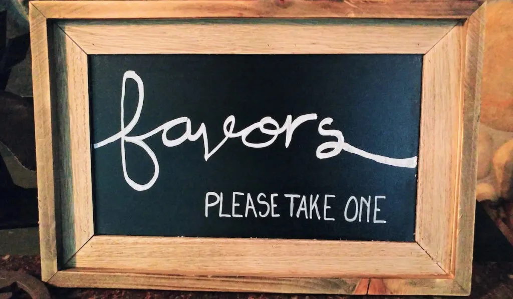 Favors sign showing please take one