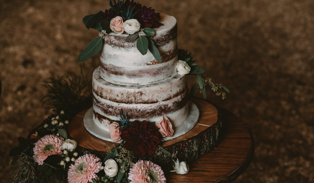 Floral wedding cake details
