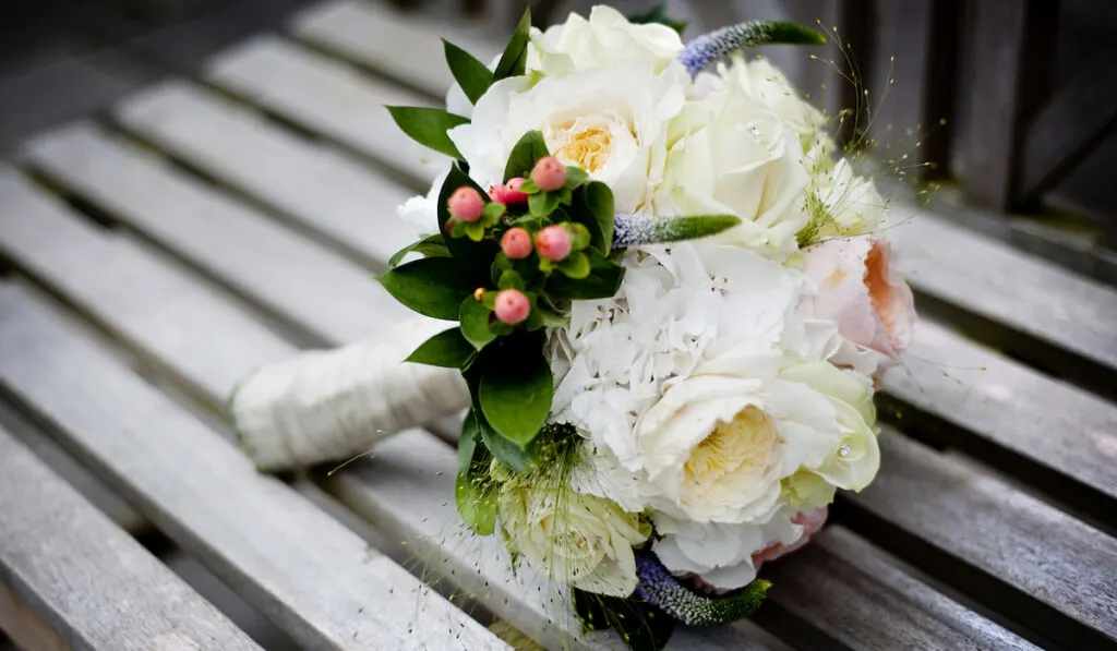 Wedding bouquet using artificial flowers
