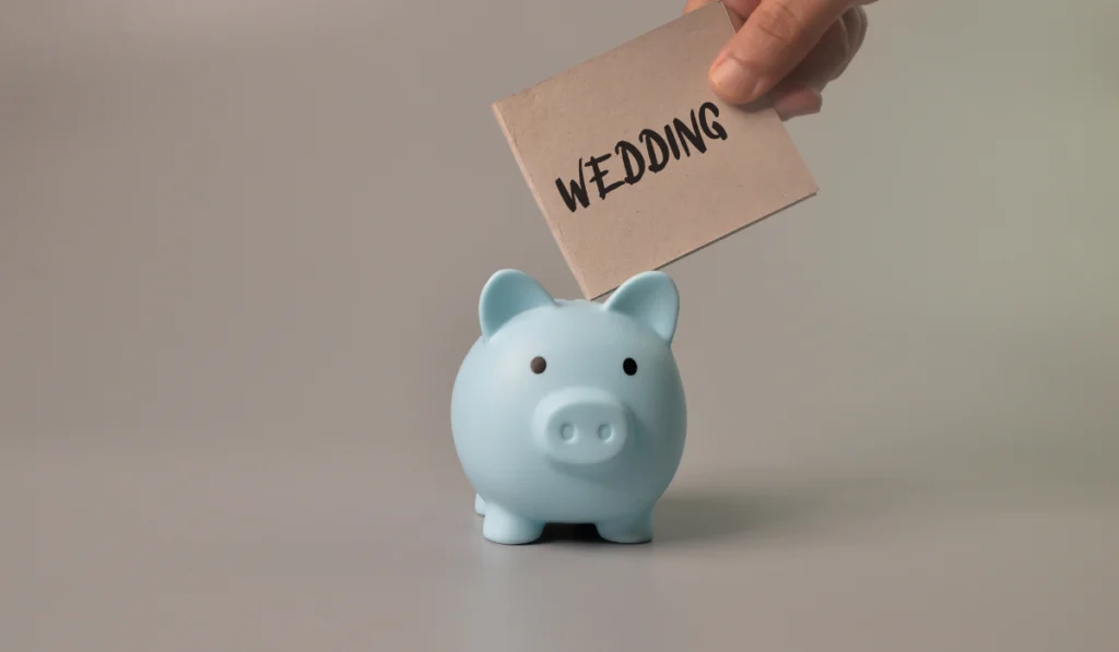 putting wedding note into piggy bank