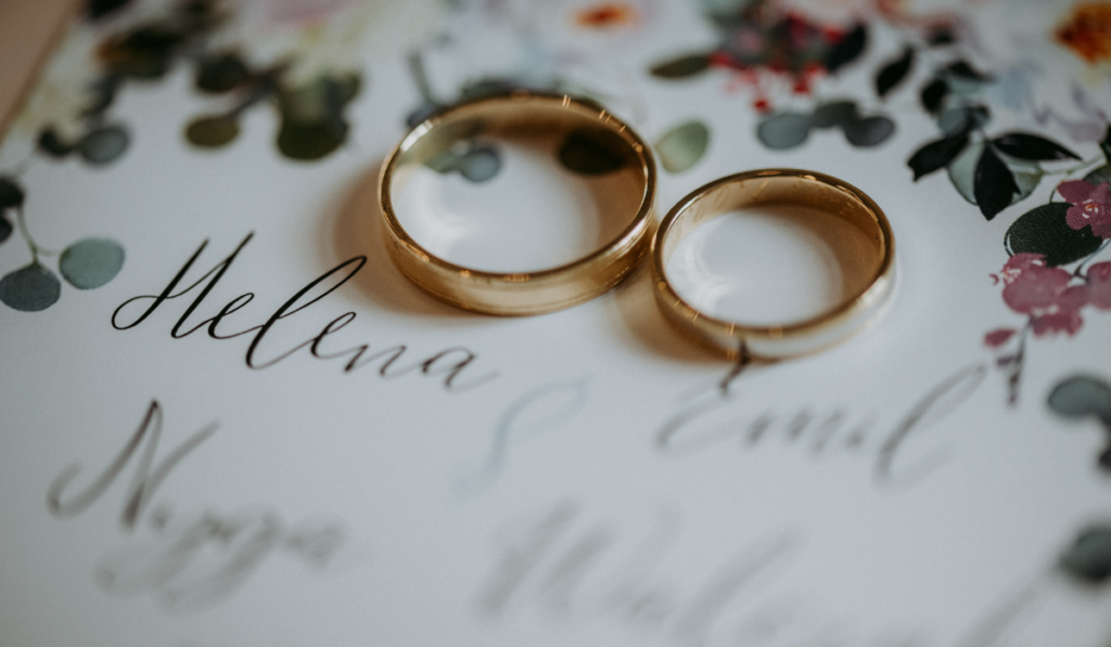 Wedding-rings-on-invitation