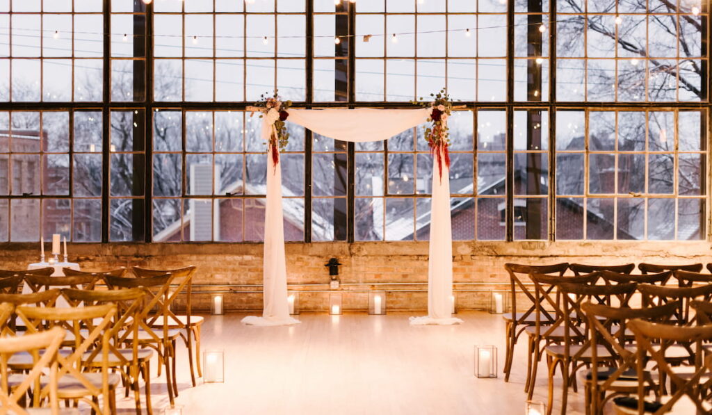 winter-wedding-with-altar-decorated-with-lantern