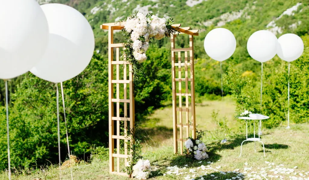 Picturesque wedding location with balloons as decoration 